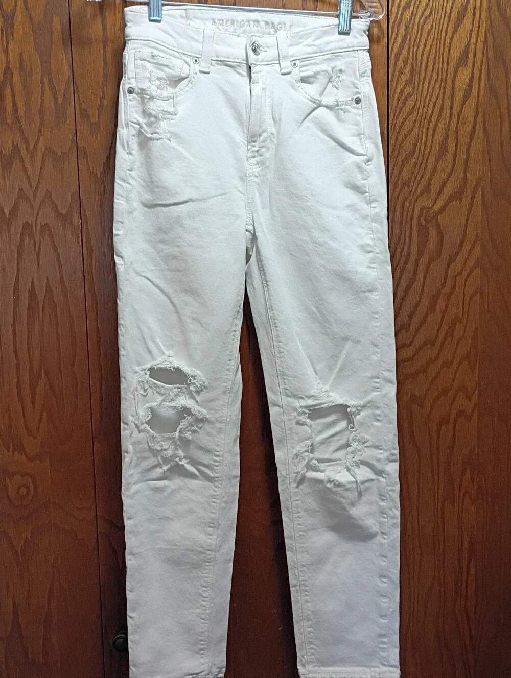 American Eagle Outfitters White Distressed Skinny Jeans with stretch.